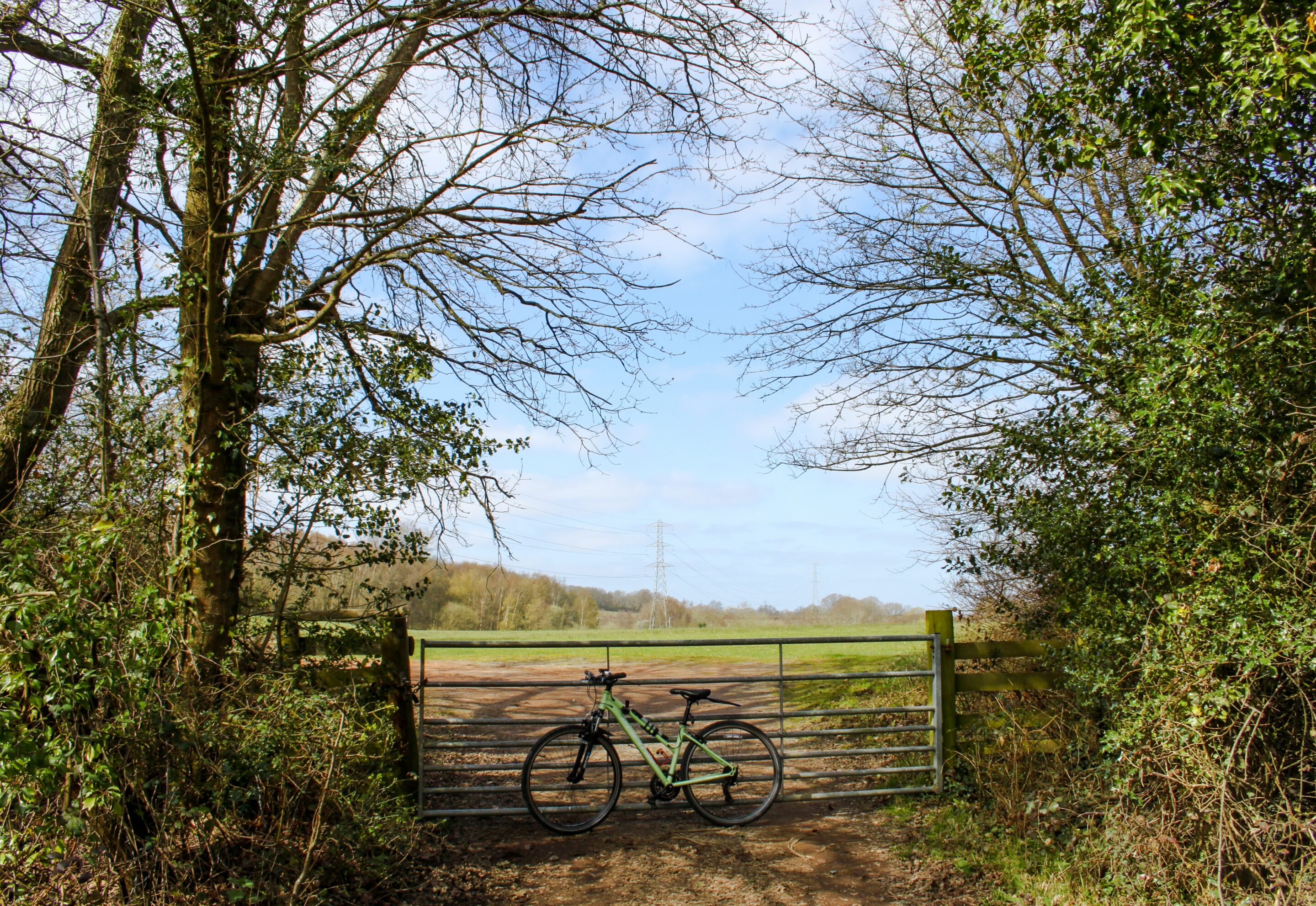 een fiets op het Normandische platteland