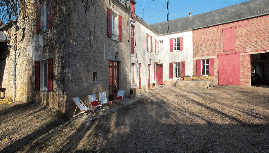 Flexibilité et confort : Une image captivante d&#039;une salle de réception transformée en salle de réunion dans un gîte grande capacité