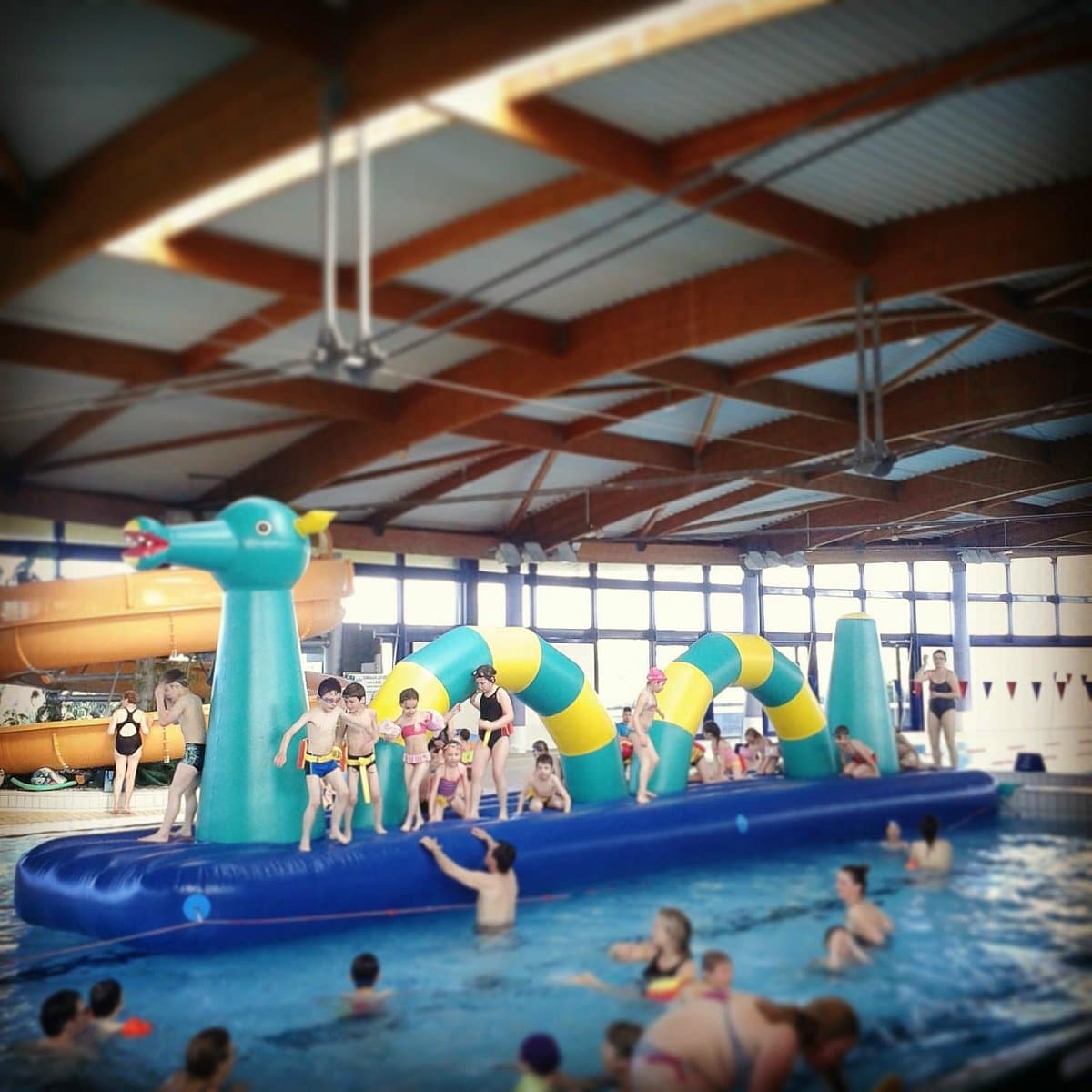 Waterpret met een opblaasbare structuur in het zwembad van het Espace Nautique de la Grande Garenne.