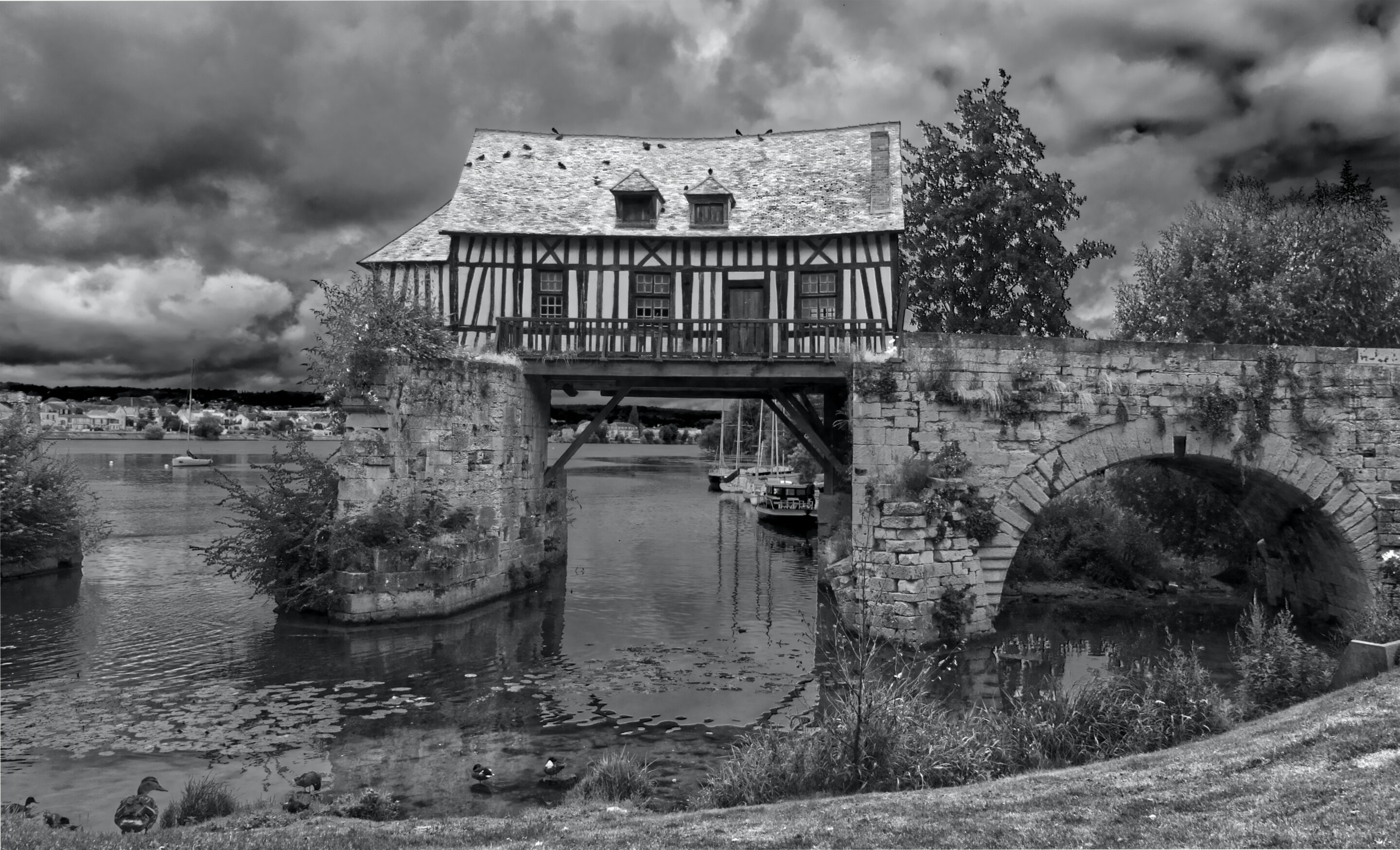 Découvrez la fascinante Maison Suspendue à Vernon, un bâtiment iconique qui défie les lois de la gravité et laisse les visiteurs émerveillés par son audace architecturale.