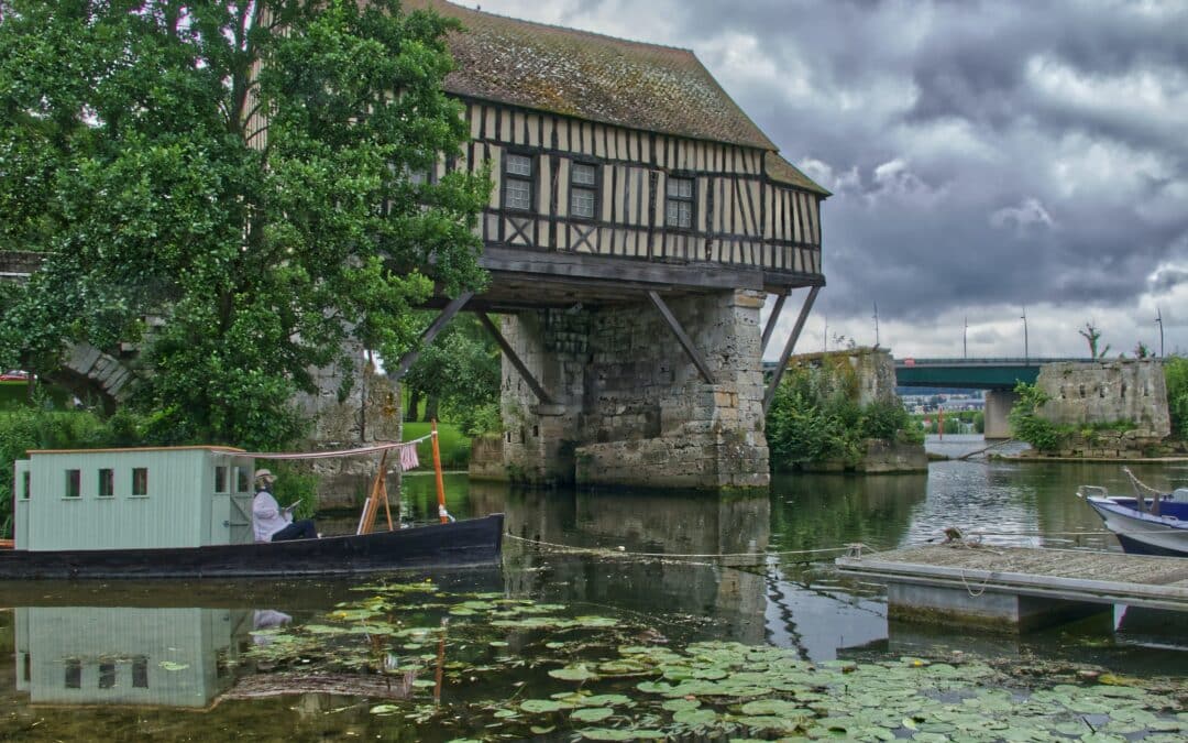 Vue captivante de la Maison Suspendue à Vernon, un chef-d'œuvre architectural suspendu au-dessus de la Seine, témoignant de l'audace et de la créativité de son concepteur.