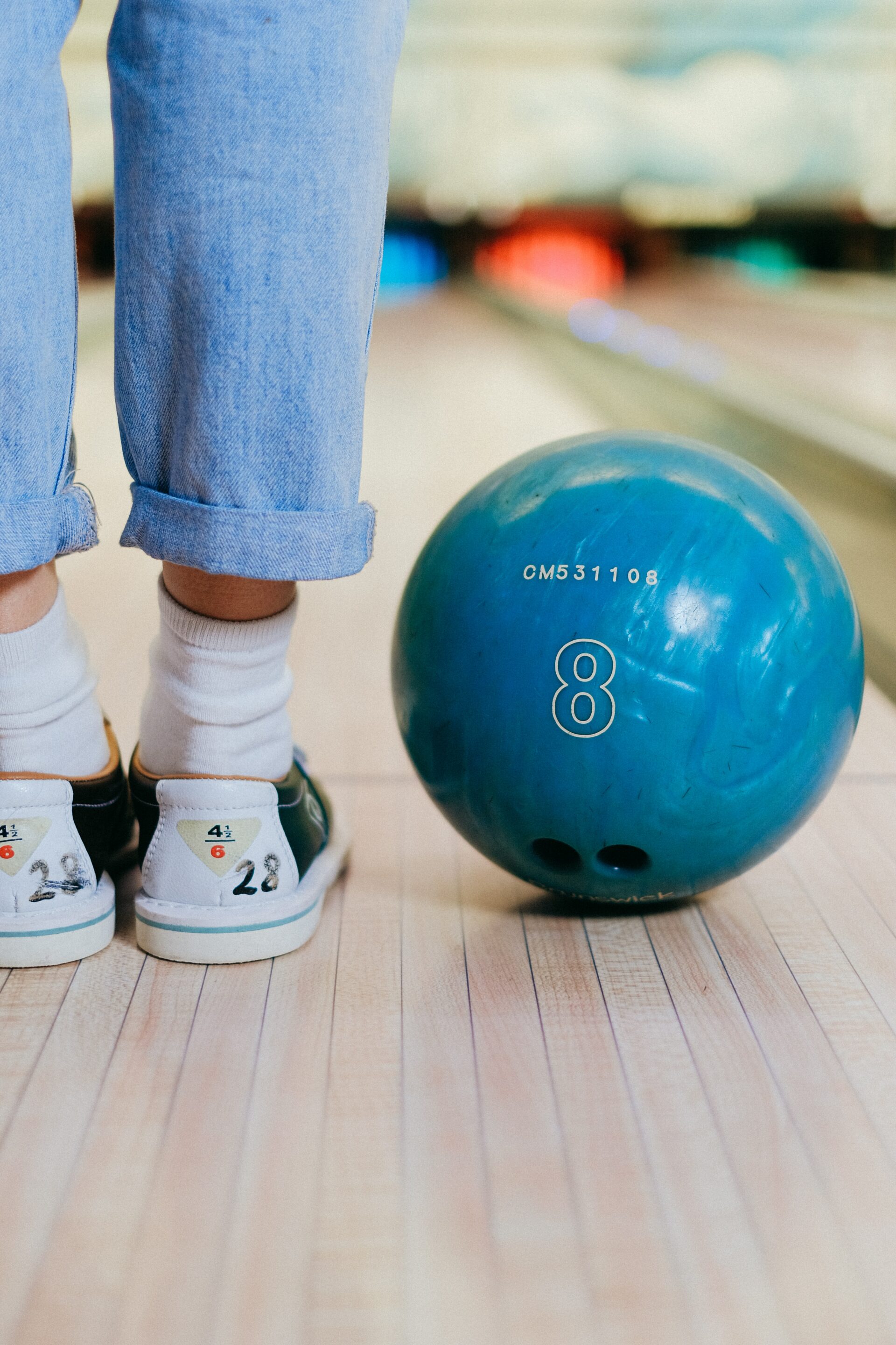 Een bedrijfsteam komt bijeen voor een besloten teambuildingavond op de bowlingbaan van Saint-Marcel.