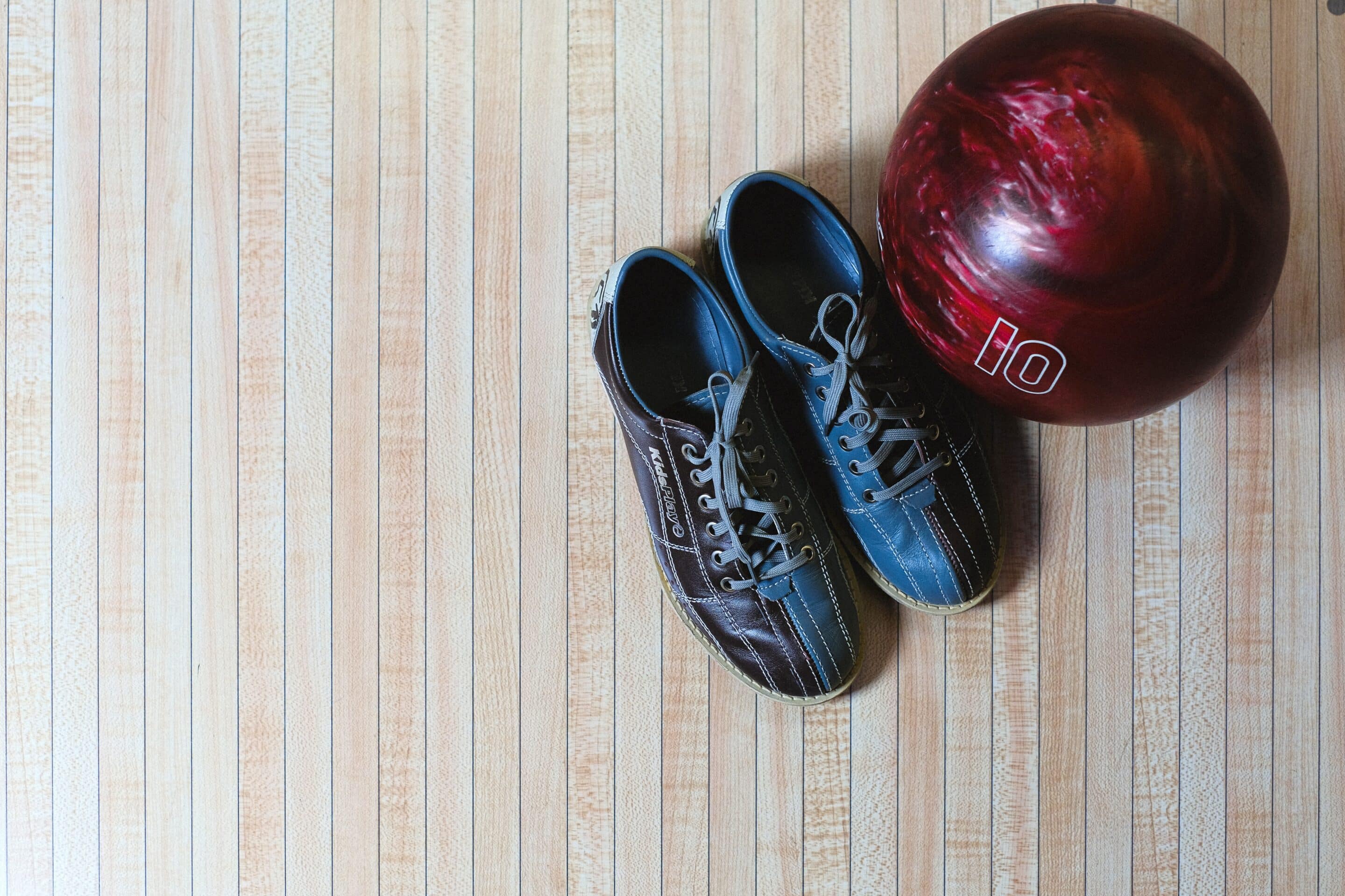 Un groupe d'amis s'amuse lors d'une soirée de bowling conviviale à Saint-Marcel.