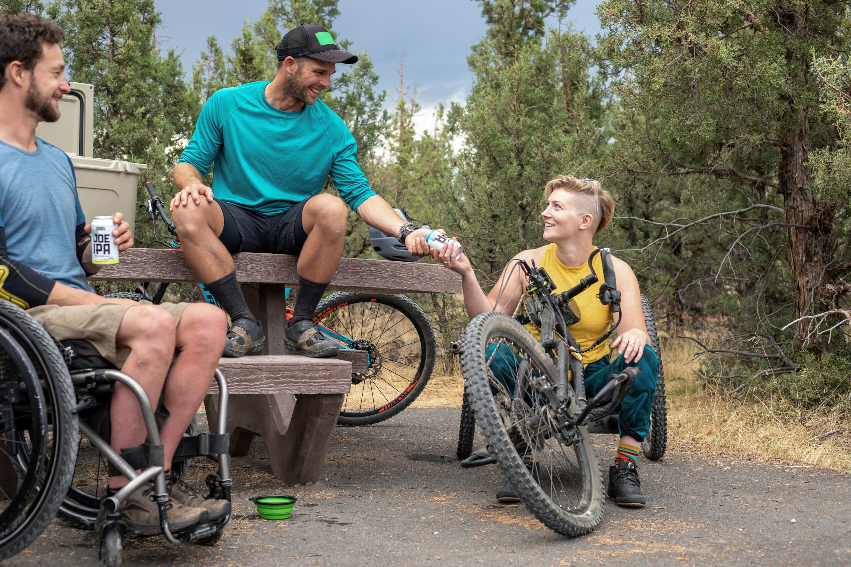 Deze gîte met grote capaciteit biedt een warme en comfortabele ruimte, speciaal ontworpen voor mensen met een handicap, waaronder rolstoelgebonden fietsers.