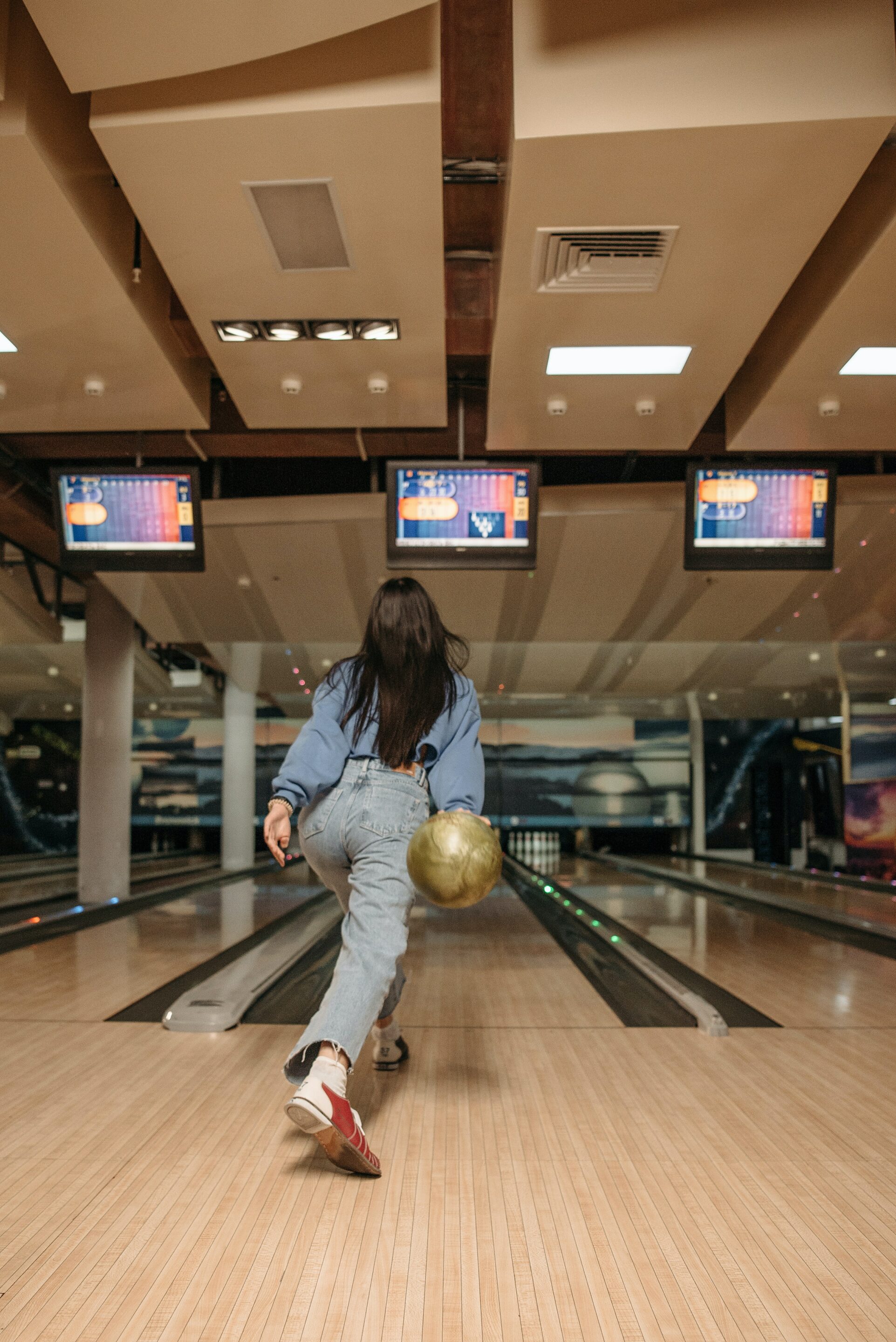 Een bedrijfsteam komt bijeen voor een besloten teambuildingavond op de bowlingbaan van Saint-Marcel.