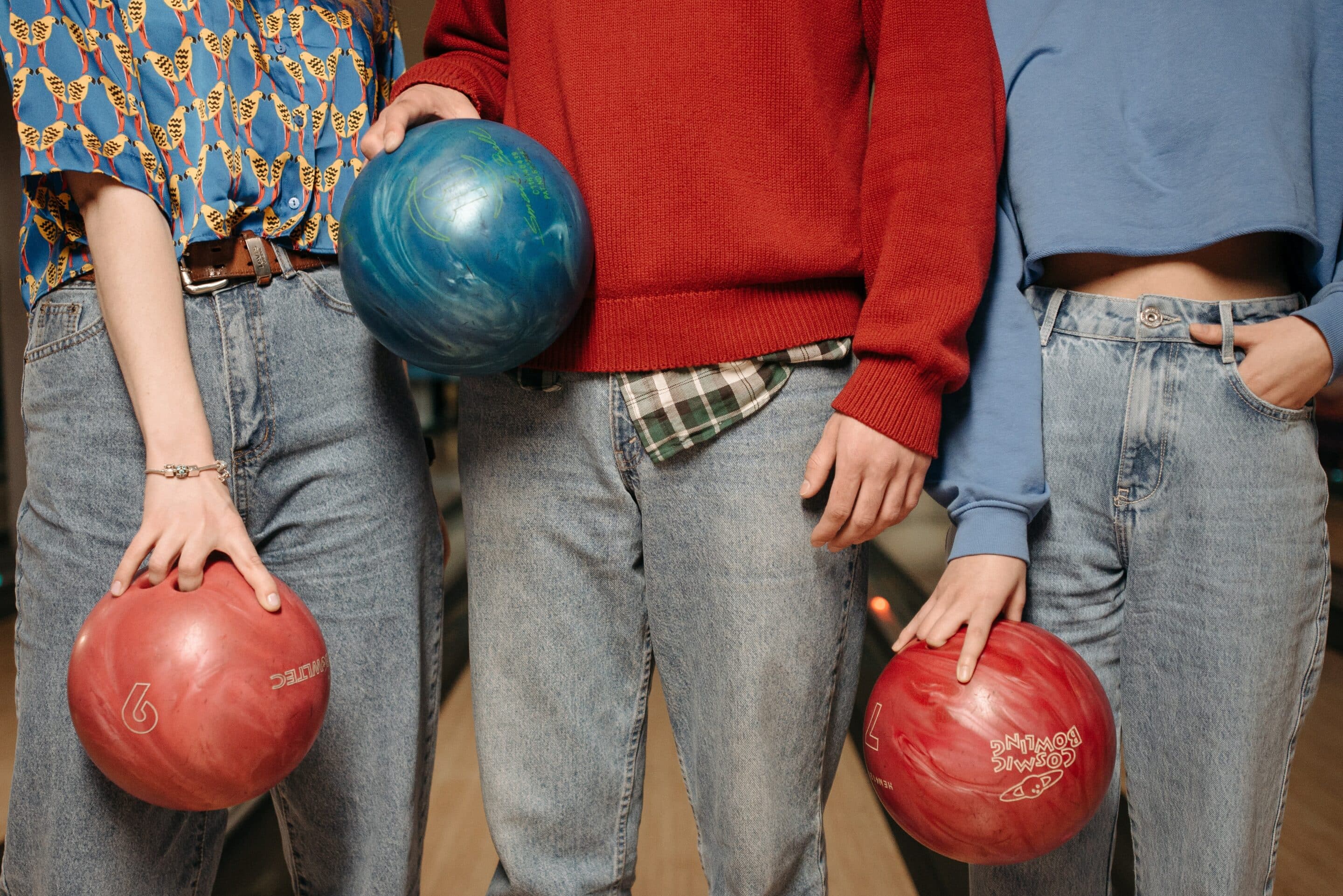 Een groep vrienden vermaakt zich tijdens een gezellige bowlingavond in Saint-Marcel.