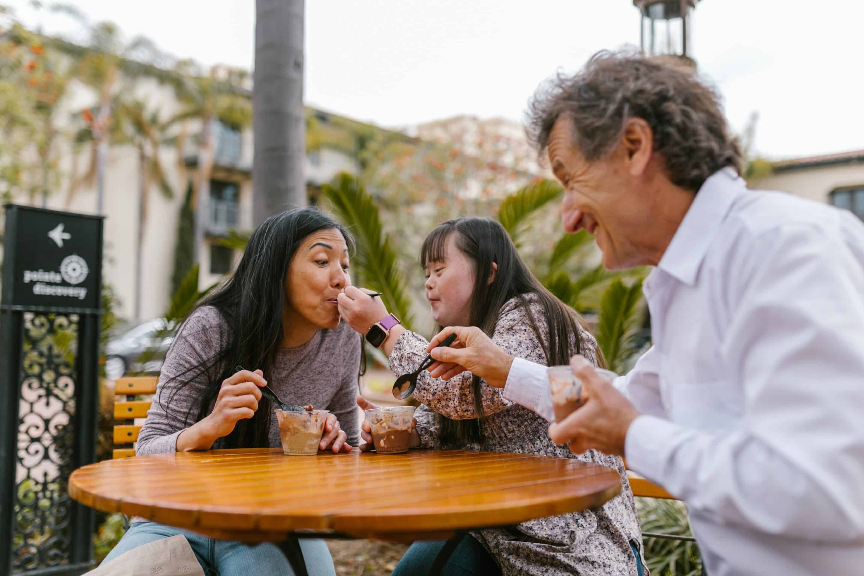 Des vacances familiales inclusives et inoubliables : Une famille profite d'un séjour dans un gîte adapté pour tous.