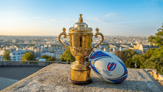 Ballon de rugby représentant la Coupe du Monde, symbole du sport et de l'excellence, à Saint-Denis.