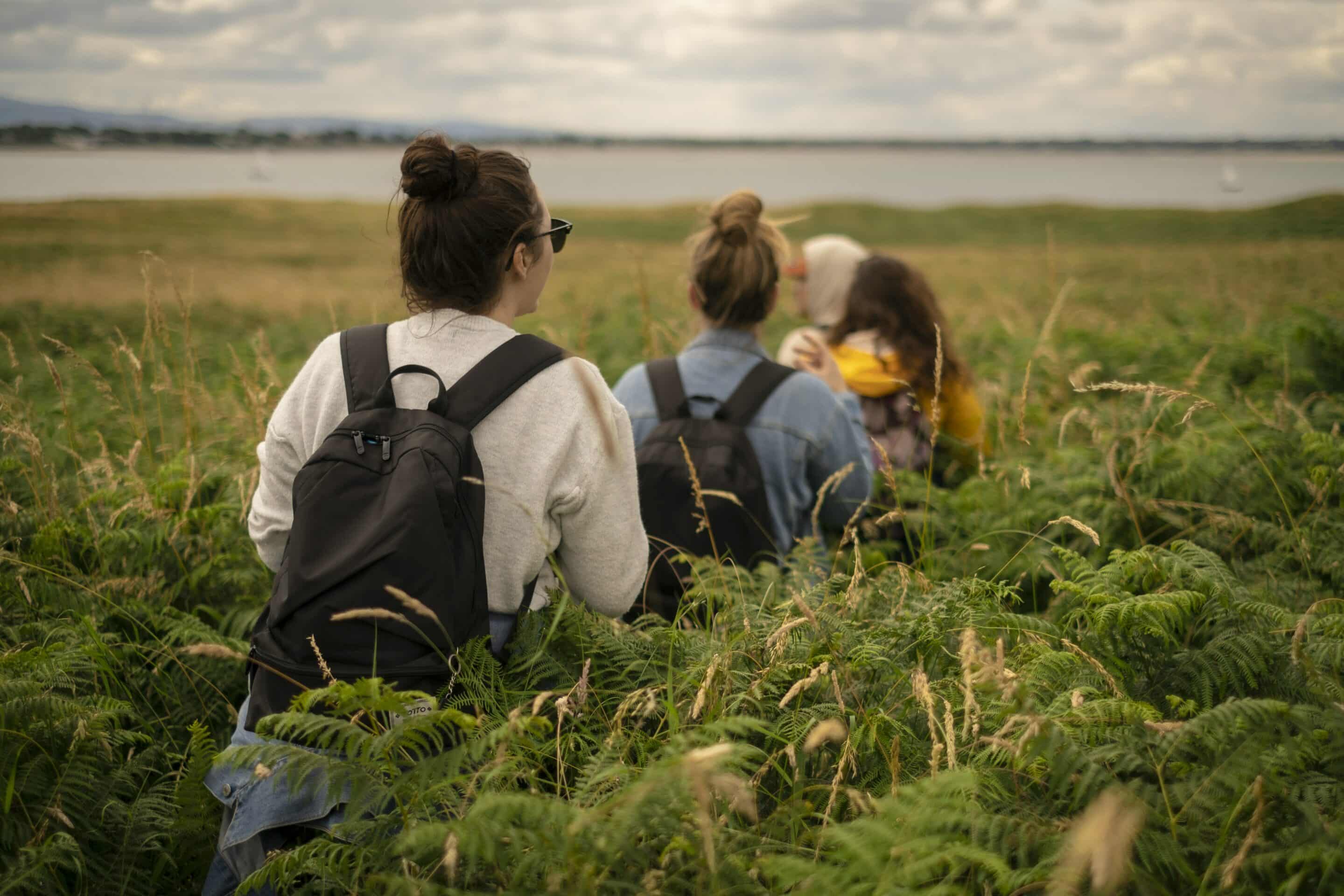 Randonneurs en pleine nature dans le Vexin Normand