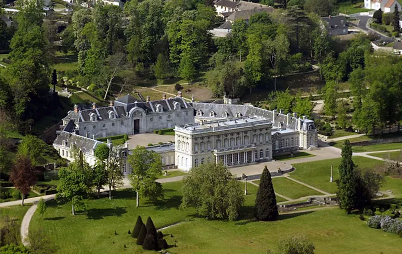 Château de Bizy in Vernon is een levende getuigenis van de elegantie en grandeur van het verleden. De majestueuze tuinen en uitzonderlijke architectuur maken het een plek die geschiedenis uitstraalt. Een beeld dat de pracht van deze cultureel rijke site weerspiegelt.