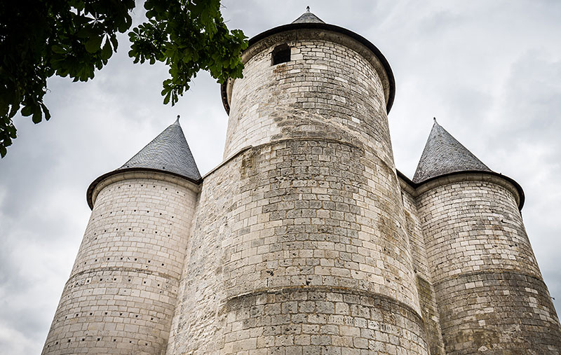 Het Château des Tourelles in Vernon is een middeleeuws juweeltje. De imposante torens, gracht en rijke geschiedenis maken het een must voor iedereen die het erfgoed van de Eure wil verkennen. Een foto die de grootsheid van de geschiedenis vastlegt.