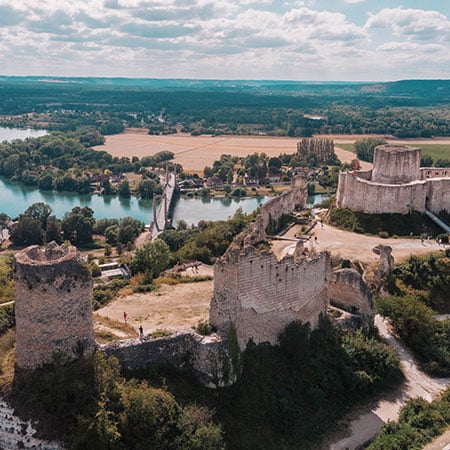 Foto van Château Gaillard met uitzicht over de Seine-vallei, een indrukwekkend voorbeeld van middeleeuwse militaire architectuur in Normandië