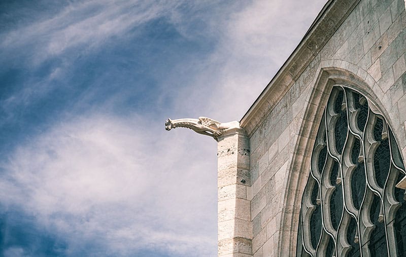 La Collégiale Notre-Dame de Vernon est une magnifique représentation de l'architecture médiévale. Cette photo capture la majesté de la collégiale, avec ses arches gothiques et son histoire millénaire. Une visite qui vous transporte à une époque révolue