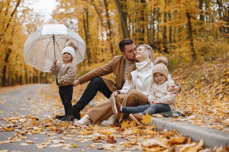 Une famille parisienne explore les rues de Vernon, en Eure, au cœur de l'automne. Les ruelles pavées, les façades pittoresques et les arbres aux couleurs flamboyantes créent un tableau de saison parfait pour leur balade. L'automne à Vernon, une découverte pour les sens et l'âme.