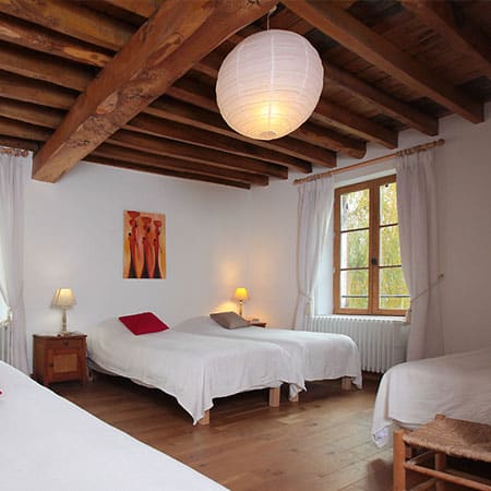 Notre chambre cosy est une invitation à la détente. Le lit moelleux, la décoration chaleureuse et les détails soignés créent un cocon de confort idéal pour un midweek de tranquillité dans notre gîte de l'Eure. Faites une pause, relaxez-vous et laissez le stress de la semaine s'évaporer.