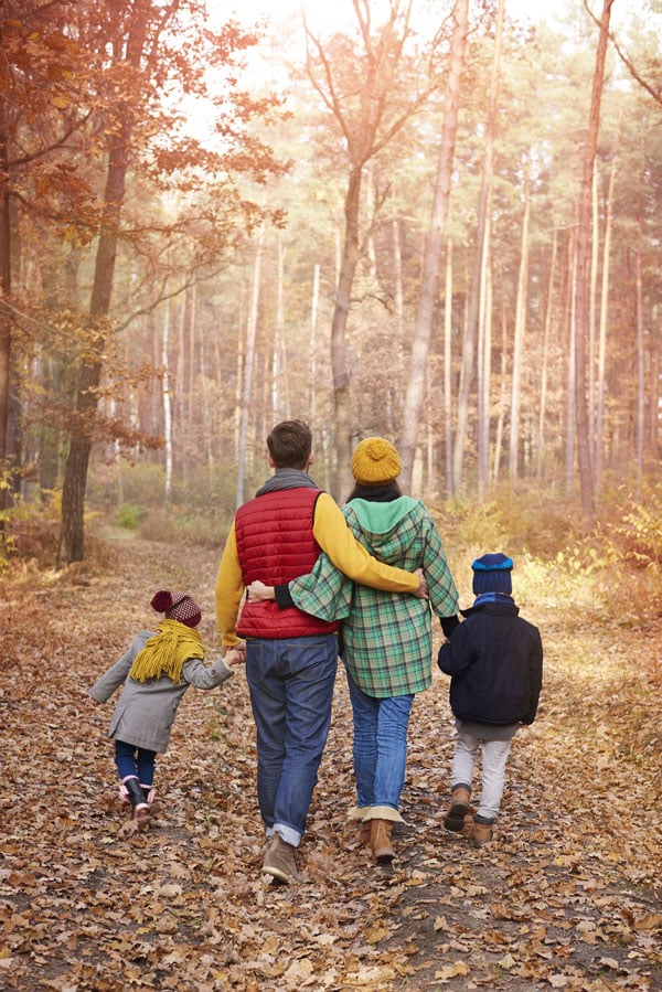 Deux âmes complices se perdent dans la beauté de l'automne dans la forêt près de Vernon, Eure. Frère et sœur explorent ensemble, riant, découvrant des trésors naturels et renforçant leurs liens familiaux. L'automne crée une toile parfaite pour leurs aventures.