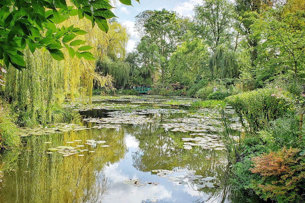 Monets tuin in Giverny is gehuld in schitterende herfsttinten, met gouden en roestkleurige bladeren die dansen in de wind. Het natuurlijke palet van de schilder komt tot leven in de zachte herfstzon en creëert een tableau vivant van ongekende schoonheid. Een magisch bezoek voor alle natuur- en kunstliefhebbers.