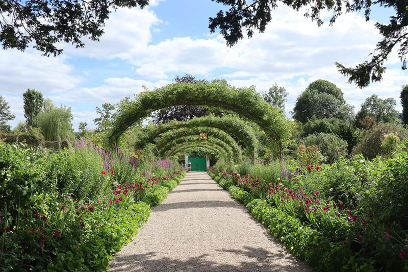 Het huis van Claude Monet in Giverny, een plek vol creativiteit en schoonheid. Hier maakte de impressionistische meester enkele van zijn beroemdste werken. De tuinen, vijvers en het huis zelf zijn een levend eerbetoon aan kunst en natuur. Een onvergetelijk bezoek voor elke liefhebber van kunstgeschiedenis."</p>
<p>