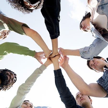 Équipe professionnelle unie dans un environnement de travail collaboratif