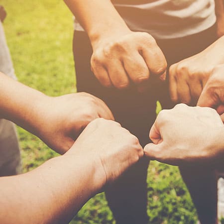 Équipe de sport unie dans l'effort et la victoire