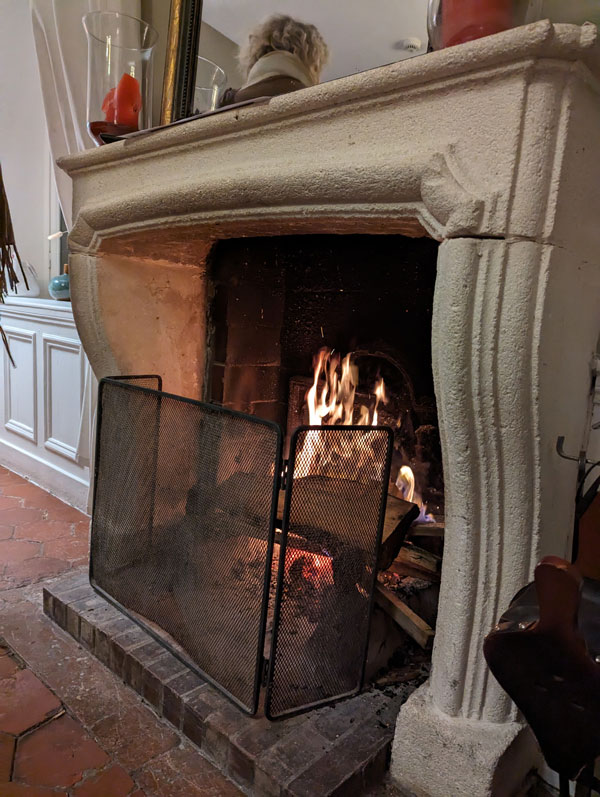 "Image de la cheminée accueillante dans notre gîte en Normandie, offrant une ambiance réconfortante pour les soirées hivernales.