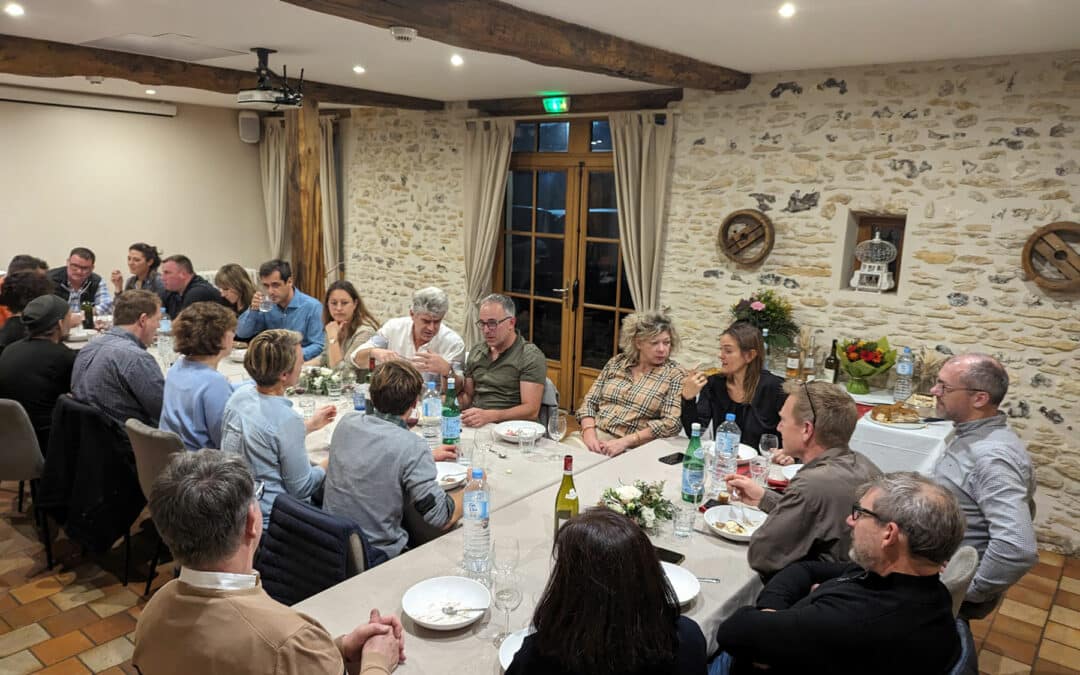 "Image d'un repas de famille hivernal à Maison Saint Nicolas, Vexin-sur-Epte, illustrant l'atmosphère chaleureuse autour d'une grande tablée conviviale