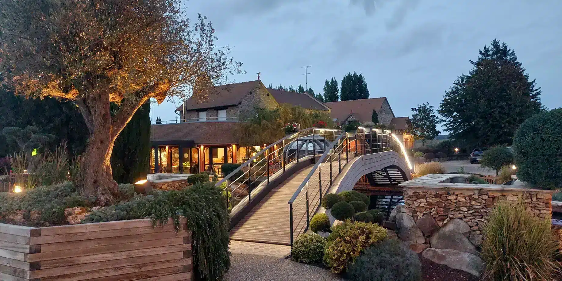 Buitenzicht van de SPA La Haie des Granges, omgeven door een weelderige natuurlijke omgeving